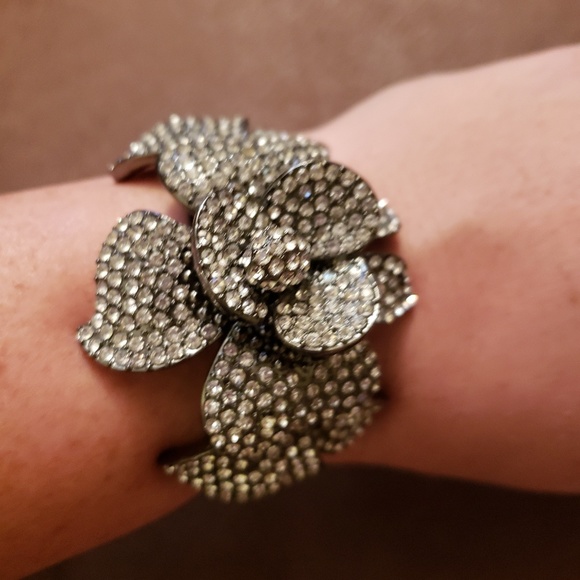 Rose shape crystal bangle - Picture 3 of 5